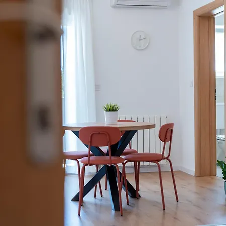 쿠즈메니치 아파트 *