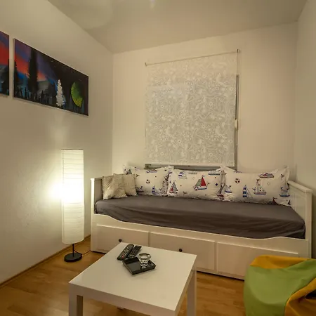 쿠즈메니치 아파트 *